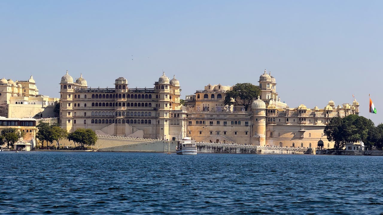 Stunning view of City Palace and Lake Pichola in Udaipur, Rajasthan, India.